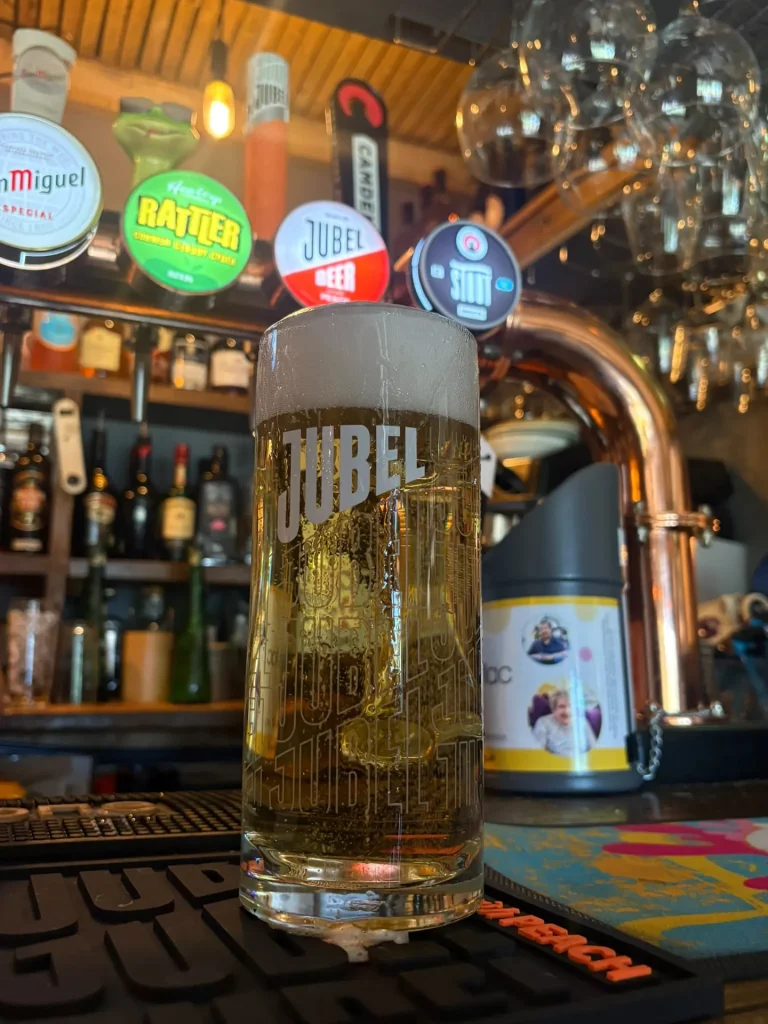 A pint of Jubel at the bar